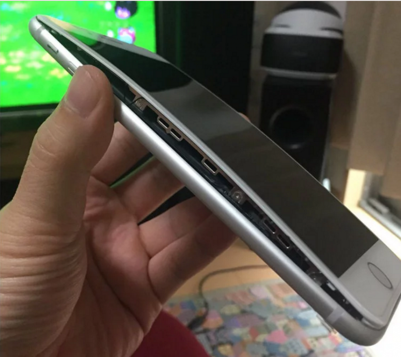 Shocking News For iPhone user Again, iPhone 8 battery swelling problems 3